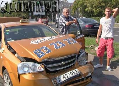 Таксиджия-идиот предизвика верижна катастрофа пред МБАЛ-Бургас и изчезна (ВИДЕО)
