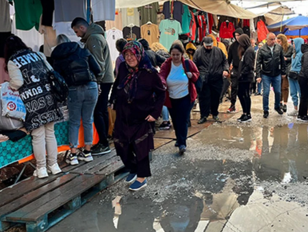 Заради дъжда районът на съботния пазар се превърна в кална яма, оплакват се търговци