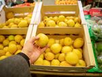 Задържаха 12 партиди лимони със завишени нива на пестициди на границата