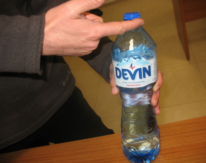 Опасни бутилки за минерална вода „Девин” продават в Бургас