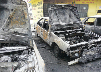 Два автомобила са горели снощи в Бурагс