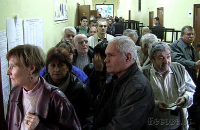 Кандидатите за кмет на Бургас висяха на дълги опашки за да гласуват