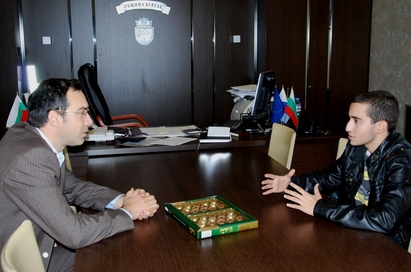 Финалистът в Х-Factor Рафи се срещна с кмета на Бургас