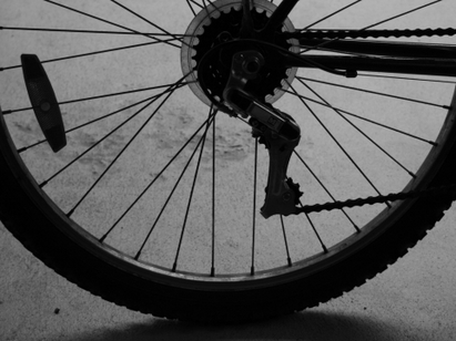 Велосипедист скочи върху БМВ до Бургаския съд