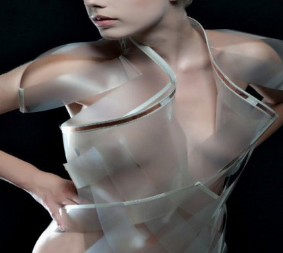 Дизайнер създаде рокля, която става прозрачна при възбуда