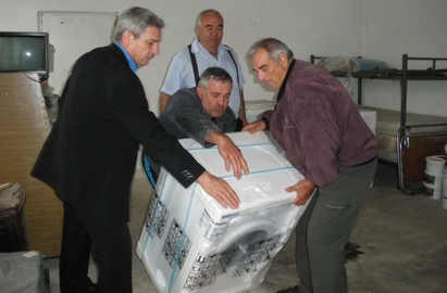 Общински съветници от Бургас дариха перални на пострадалите семейства от Бисер