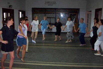 Танцовият състав в Средец с нови тренировъчни фланелки