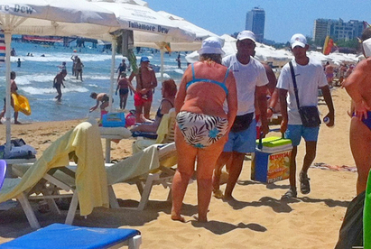 Под носа на инспекторите цигани продават царевица на плажа в Слънчев бряг