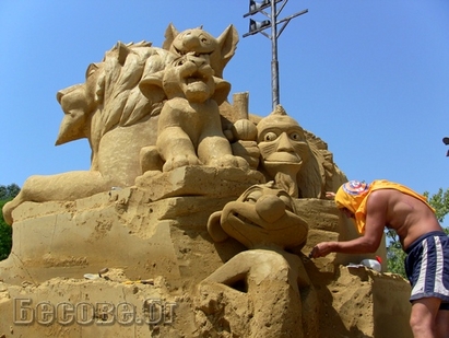 Скулптори от 9 държави градят пясъчни герои в Бургас