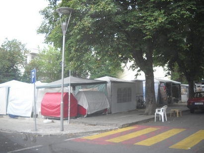 Екстрите на юг: паркинг в тръните и бежански лагер на площада