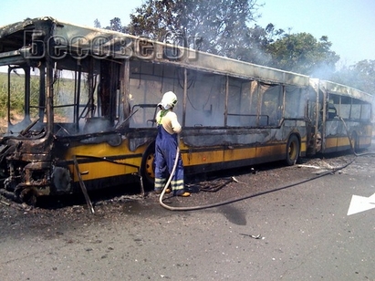 Автобус изгоря на входа на Бургас,  над 15 пътници в шок  (СНИМКИ)