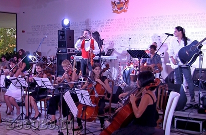 Симфония и Сеновски като Елвис Пресли за 20 г. ЧРД на „Селебрейшън“