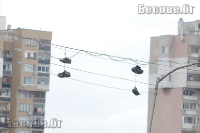Наркопласьори украсиха Бургас с обувки върху жици