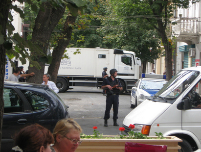 Ченгета с автомати отцепиха центъра на Бургас, минувачите в паника