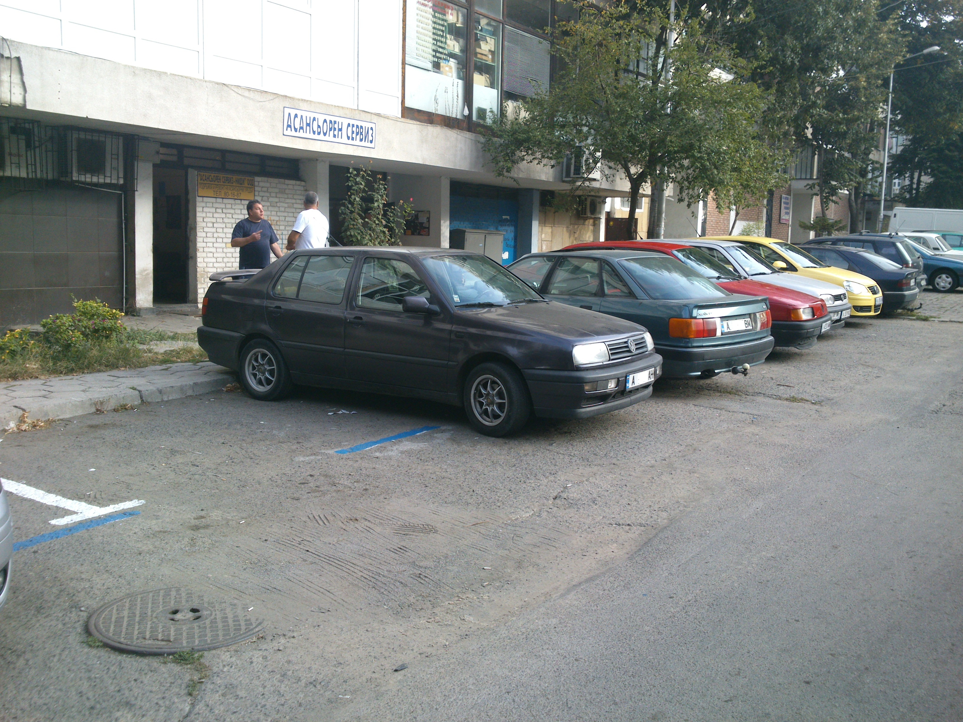 Граждани недоволстват: Синята зона изяжда местата ни за паркиране