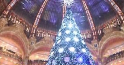 Париж се готви за Коледа, поставиха елхата в "Галари Лафайет"