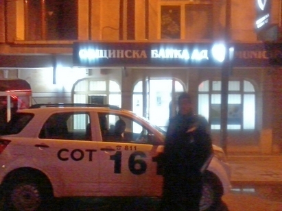 Полиция отцепи района на Общинска Банка в Бургас, обраха я, трима охранители са вързани (ОБНОВЕНА)