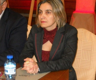 Депутатката Вяра Петрова цъфна с червено деколте, не помръдва от парламента