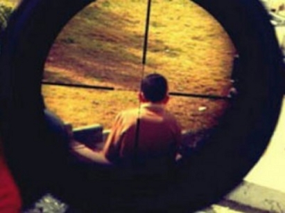 Снимка на дете пред снайпер скандализира света