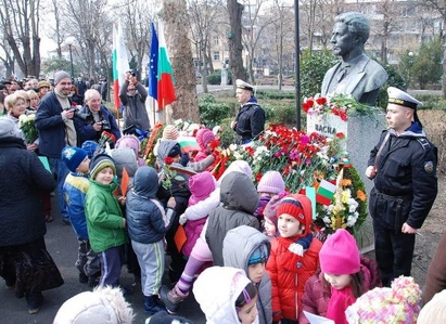 Деца отрупаха с цветя паметника на Апостола в Бургас
