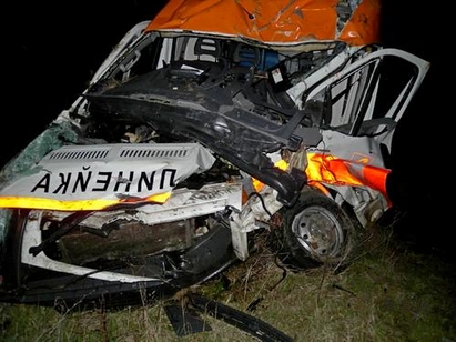 Влак блъсна линейка край Карнобат, почина фелдшер, шофьорът бере душа (СНИМКИ)