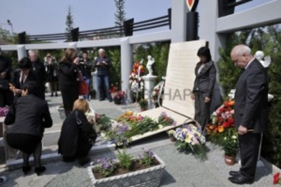 Цигани задигнаха кашпи от мемориала за загиналите в Симеоновград деца