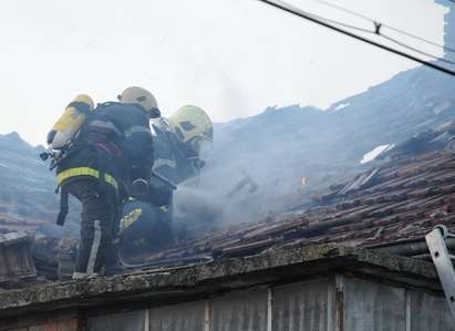 Пожар в бургаския ж.к. Меден рудник, гори къща, три пожарни са на място (СНИМКИ)