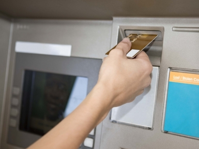 3 банки дежурят в почивните дни, зареждат извънредно банкоматите