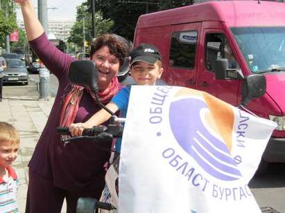 Деца призоваха с балони шофьорите в Бургас: Спри, спаси живот