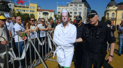Журналист с усмирителна риза и маска на Сидеров арестуван пред парламента
