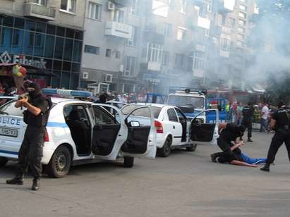 МВР като в US-екшън натръшка бандити в центъра на Бургас, смая стотици навръх празника си (СНИМКИ)