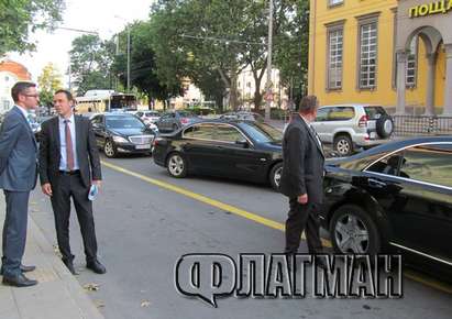 Бургаският кмет Димитър Николов влезе в Областна управа със синя папка, придружаваше го премиерът Орешарски