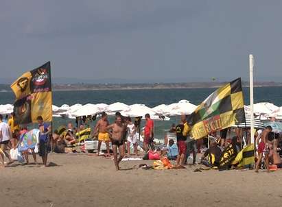 Бургаският плаж пожълтя, стотици канарчета загряват край морето за мача
