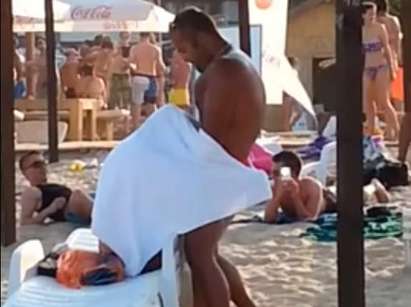 Скандален клип показва как момиче прави свирка на плажа (ВИДЕО)
