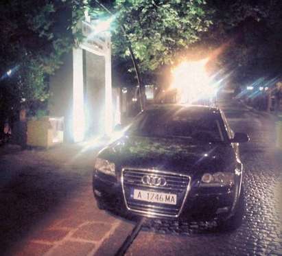 Папарак излови созополския кмет Панайот Рейзи да паркира нагло мазното си „Ауди“