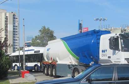 Автобус на градския транспорт в Бургас и цистерна се сблъскаха на кръговото край „Мираж”