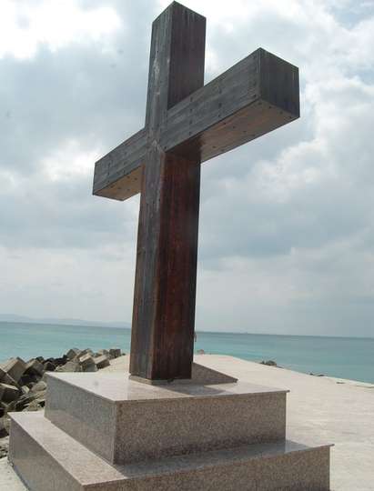 Ремонтираха дървения кръст, който пази рибарите в Поморие