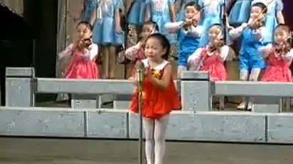Мили севернокорейчета изпълняват песента..."Пукни, проклета Америка" /ВИДЕО/
