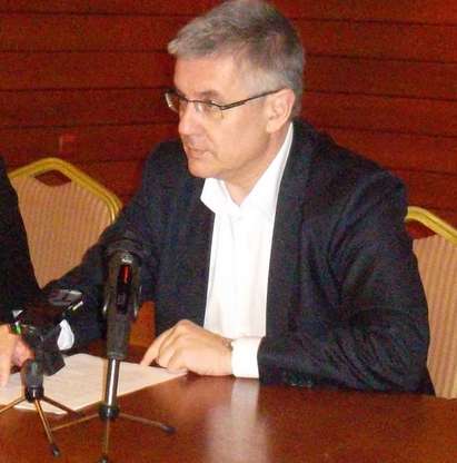 Бургаският депутат Димчо Михалевски бяга от болница с пижама и системи, за да осигури кворума в НС