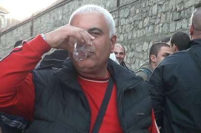 Надзиратели от Бургаския затвор излязоха на протест, пиха чаша студена вода