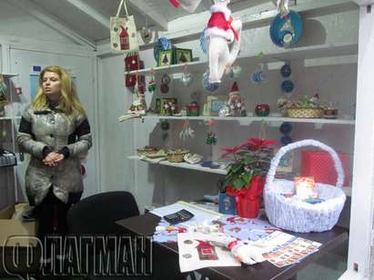 Коледна къщичка с красиви ръчно изработени сувенири носи настроение в Бургас