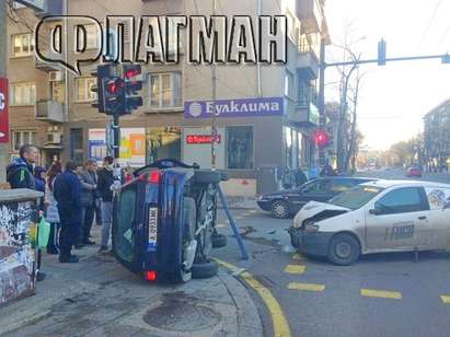 Опел се метна на тротоар след сблъсък с Фиат в центъра на Бургас, по чудо не уби пешеходец (СНИМКИ)