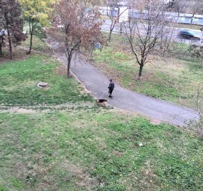 Майки от бургаския ж.к. Славейков: Собственици на кучета прогониха децата ни, за да превърнат площадка в тоалетна