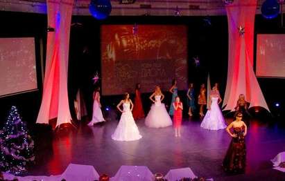 В балната зала на „Рейнбоу Плаза”: 5 миски представят роклите на бургазлийката Мария Диомова (СНИМКИ)