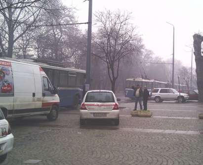 Пуснаха тролеите, блокирани 2 часа на ул. Чаталджа в Бургас, заради скъсан проводник