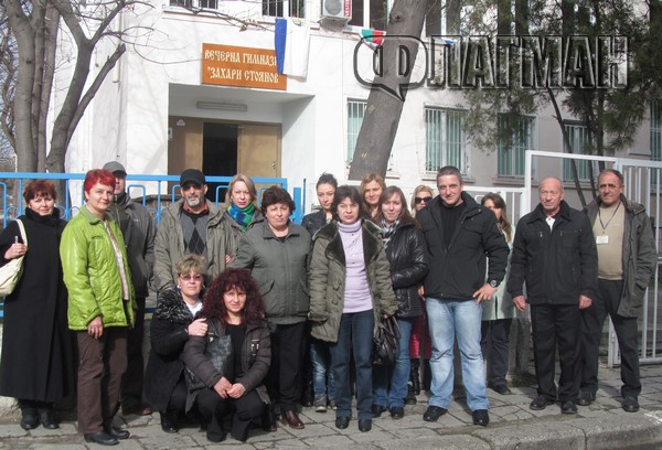 Вечерната гимназия в Бургас осъмна блокирана, не пускат новата директорка Златанова