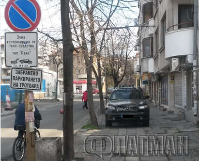 Бургазлия спира всеки ден на тротоара лъскав джип "Infiniti", до табела "паркирането забранено"
