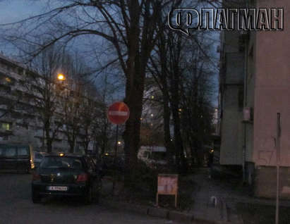 Общинска полиция пази улични лапми, за да е светло пред блок в бургаския ж.к. „Славейков”