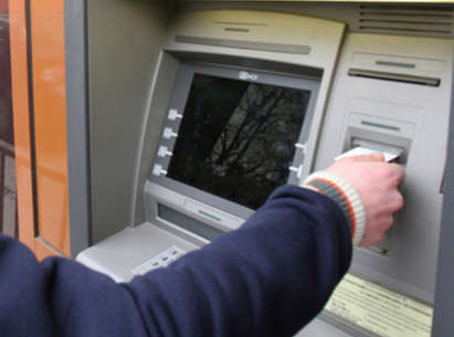 39-годишен троши банкомат с плочка в центъра на Бургас, блокирал му картата