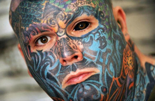 Най-татуираният мъж си премахва татуировките! Вижте защо (СНИМКИ)
